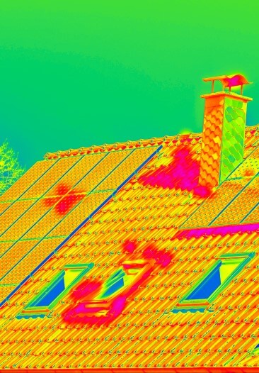 Panele solarne na dachu domu