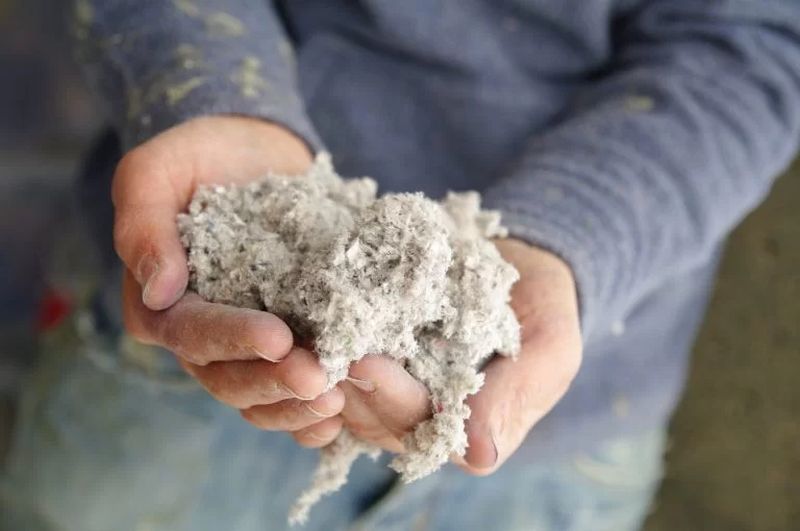 Zalety ocieplania celulozą - skuteczność izolacji, ekologiczność, odporność na pleśń i grzyby, dobre tłumienie hałasu, łatwość aplikacji.