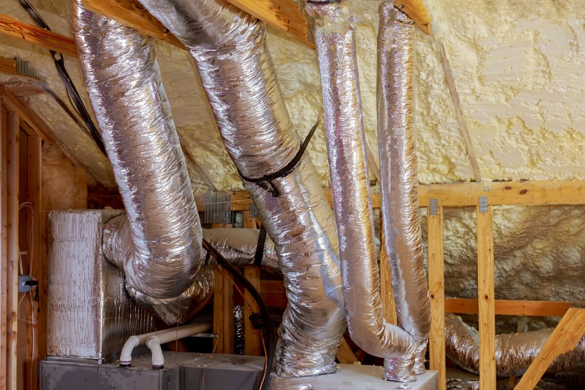 Zainstalowane przewody w systemach rekuperacji w poddaszu.