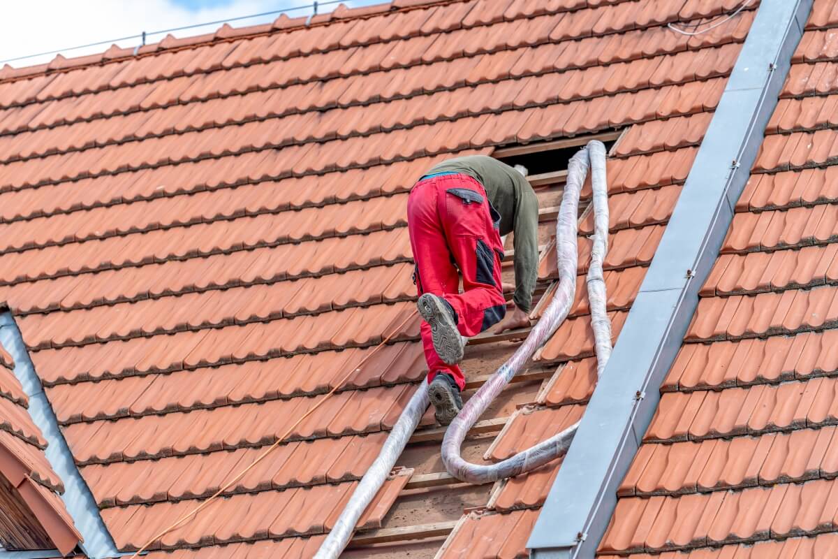 Ocieplanie celulozą: λ 0,037–0,040 W/mK, warstwa 25–35 cm na stropie i 20–30 cm w skosach, oszczędność ogrzewania ok. 10–25%.
