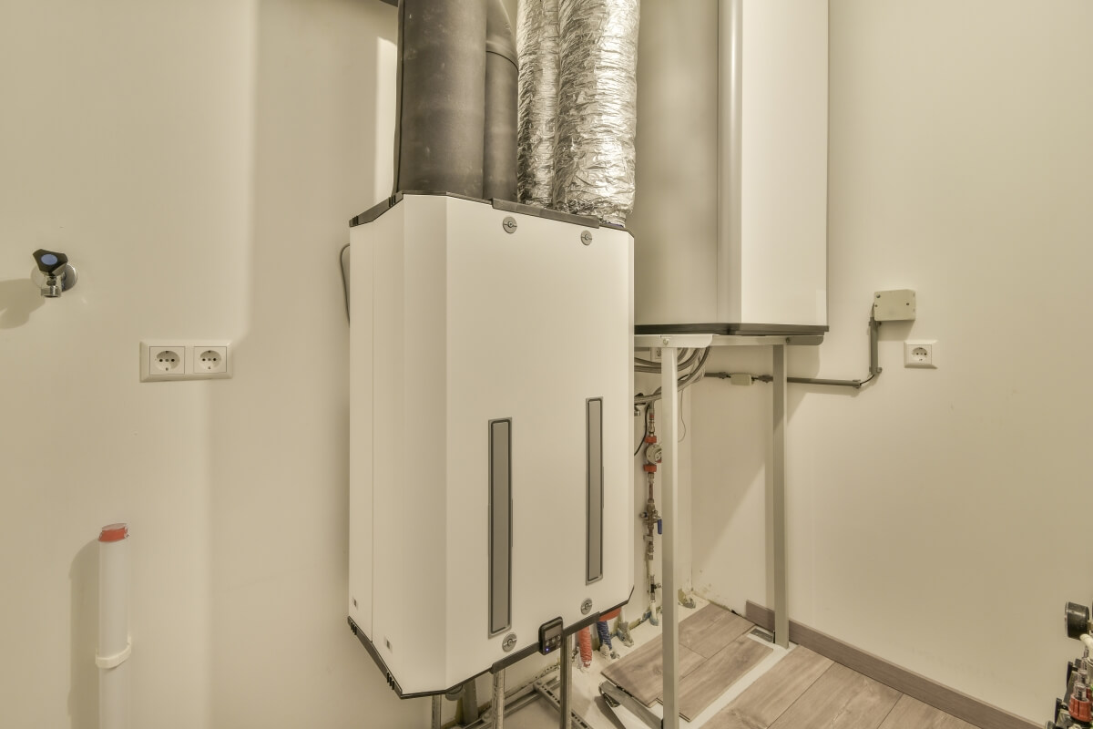 Serwis rekuperacji obejmuje przegląd centrali i instalacji, czyszczenie lub wymianę filtrów, kontrolę wymiennika i odpływu skroplin oraz drożność kanałów.